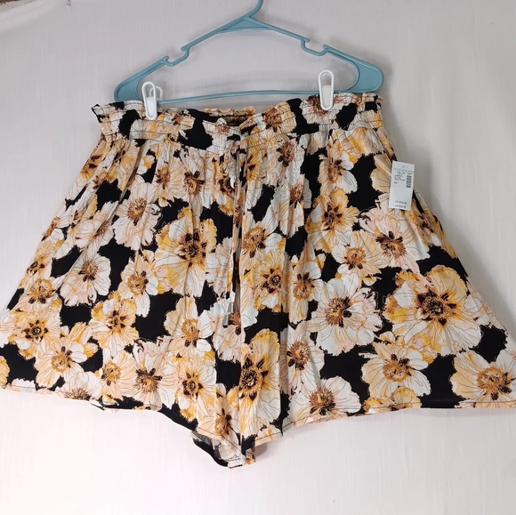 NWT Resort wear short pockets floral print Black Cream rayon Plus Size 2X. - Picture 13 of 15